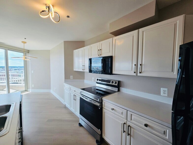 Building Photo - 100 Harborview Dr