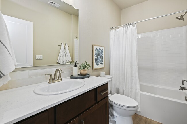 Building Photo - 16542 Red Oak Dr