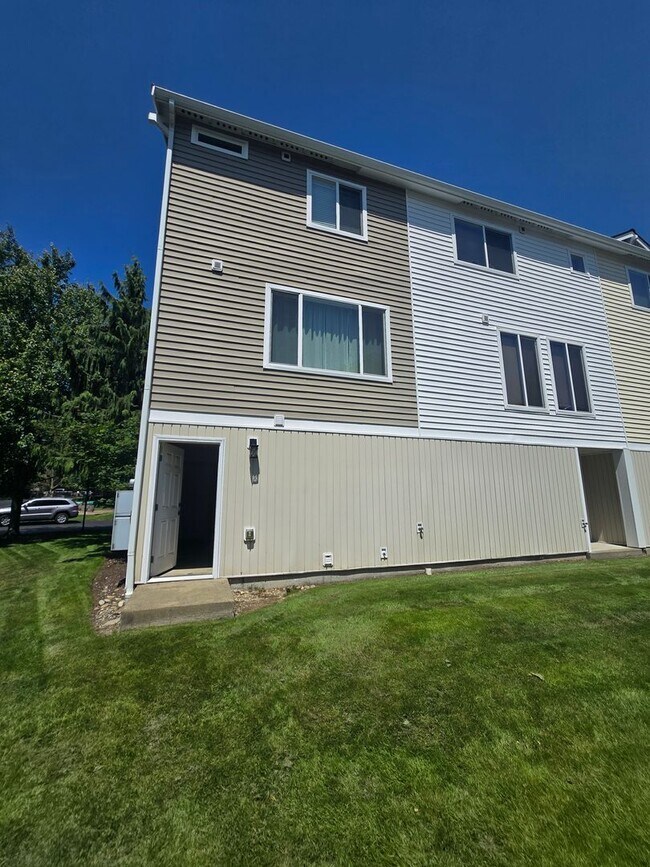 Building Photo - Possibly the Nicest & Most Convenient Townhome!