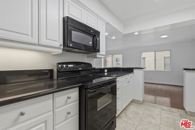 Building Photo - 435 N Oakhurst Dr