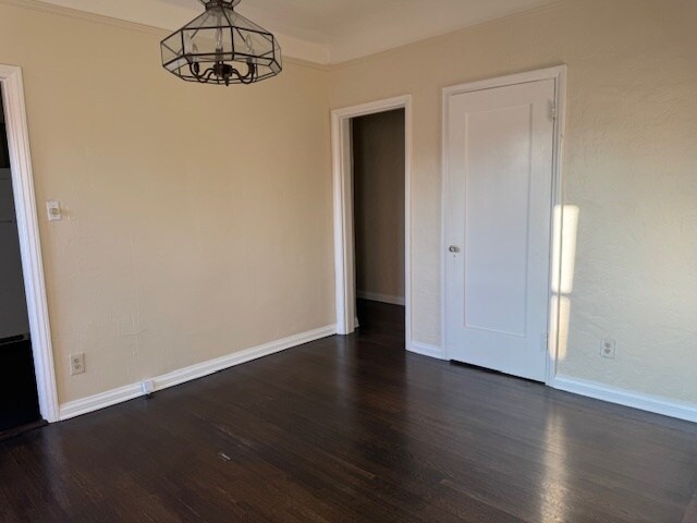 dining - 2203 S Harcourt Ave