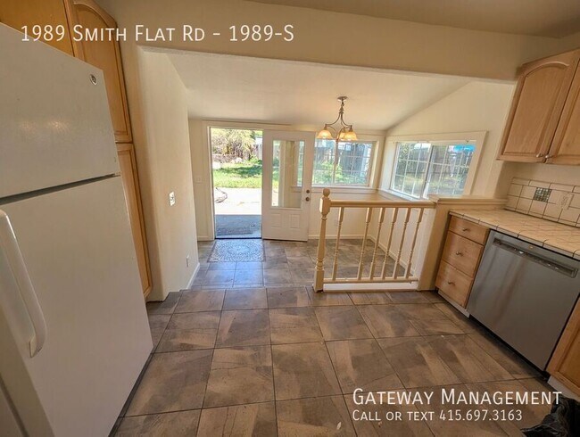 Building Photo - 1989 Smith Flat Rd