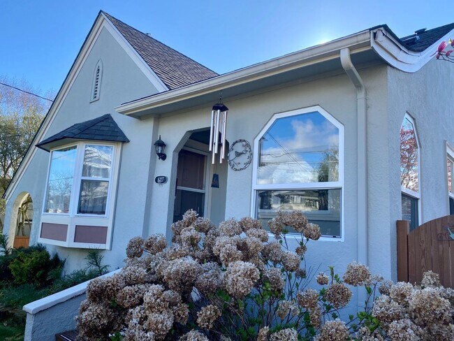 Building Photo - Ballard Loyal Heights Home