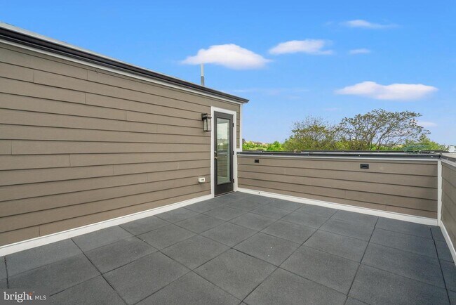 Building Photo - 1130 Penn St NE