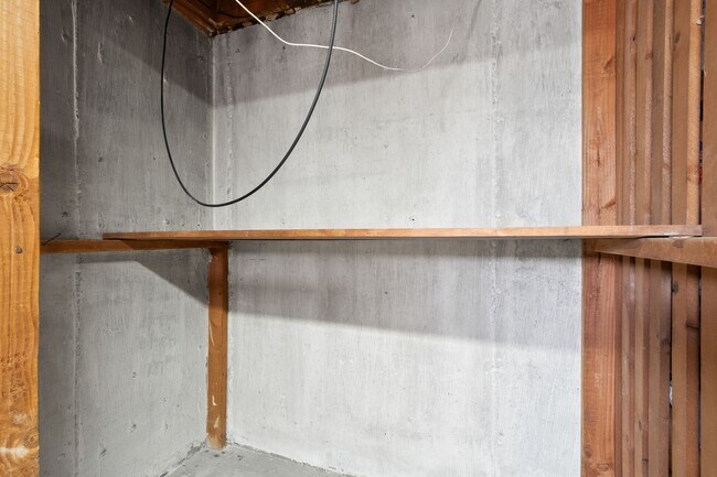 Building Photo - 7112-7114 Jamieson Ave