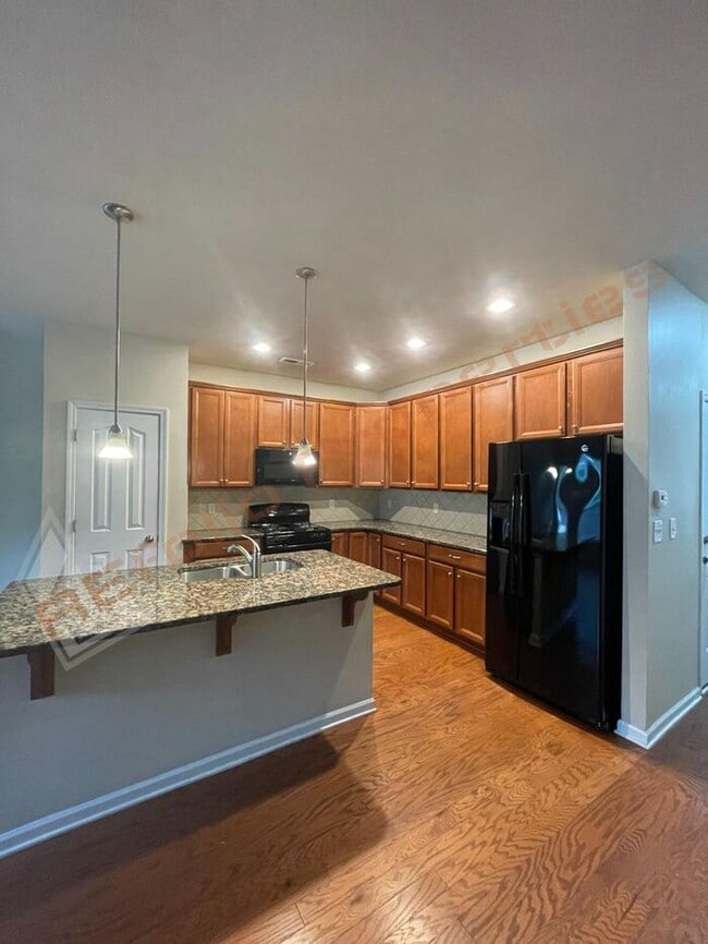 Building Photo - Beautiful 3-bedroom, 2.5-bath townhome