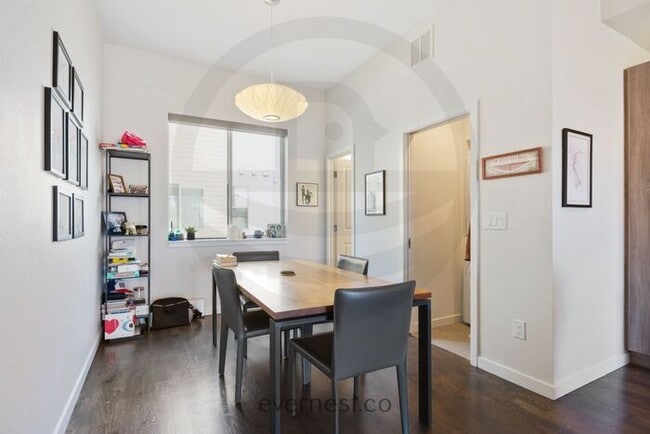 Building Photo - Beautiful Two Bedroom Townhome in Denver -...