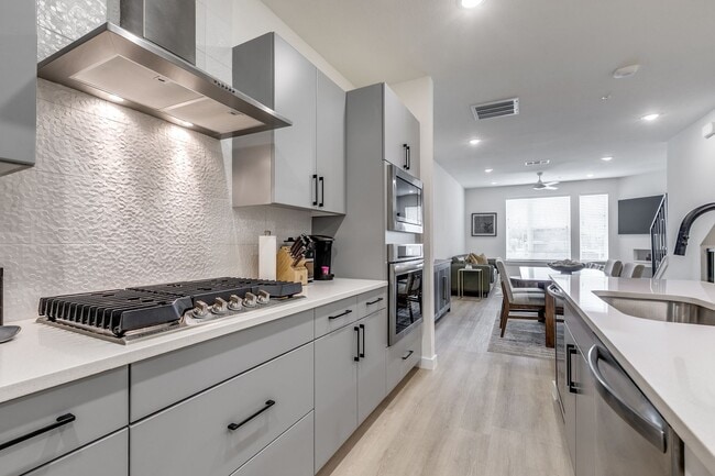 Building Photo - LUXURY 3-BEDROOM TOWNHOUSE AT GRAYSON HOUSE