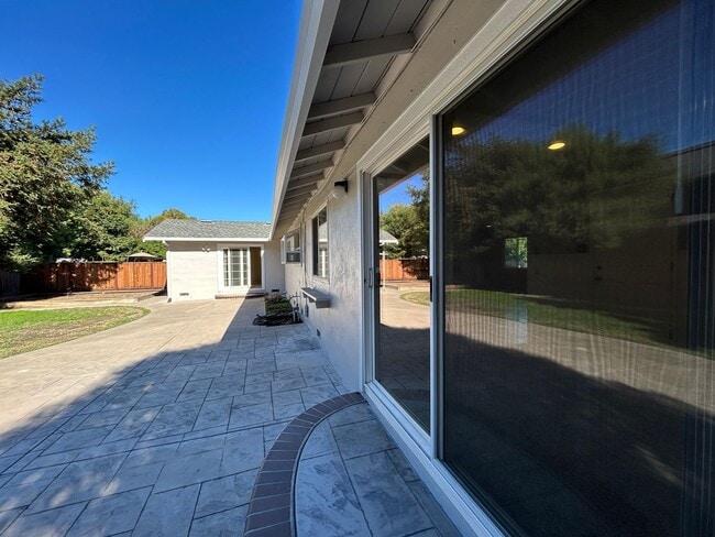 Building Photo - Spacious Single-Story 4BR Home with Bonus ...