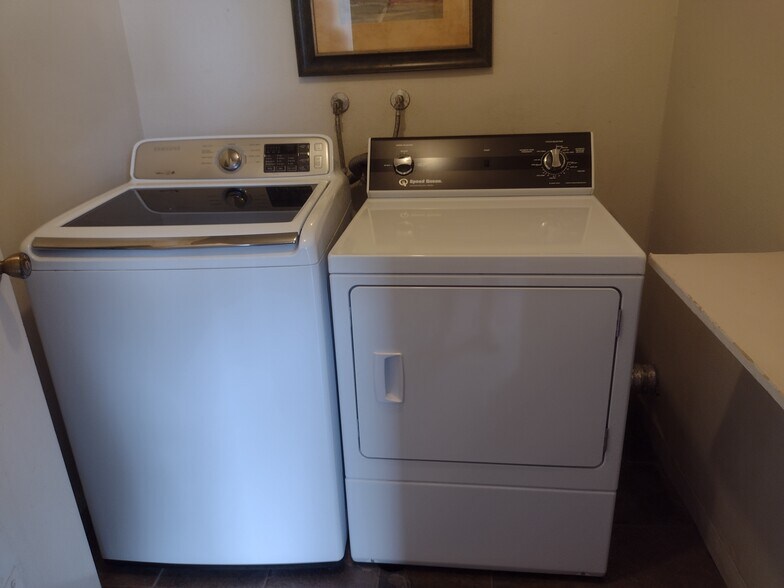 Laundry room - 2400 6th Ave