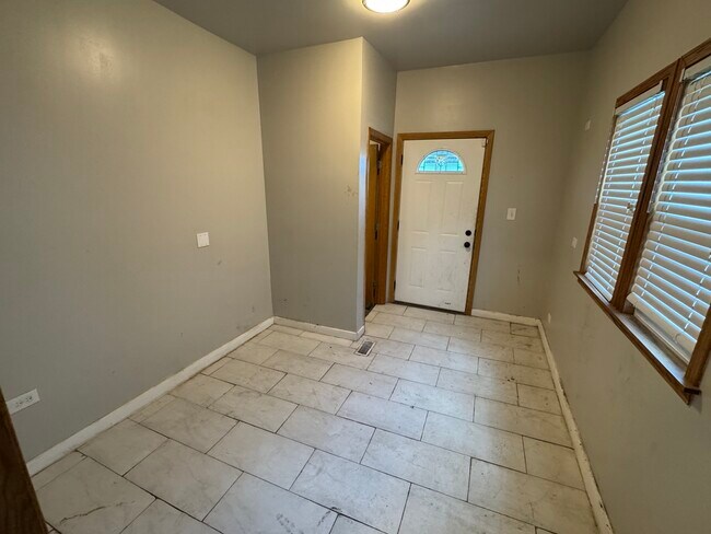 Building Photo - 605 Forsythe Ave