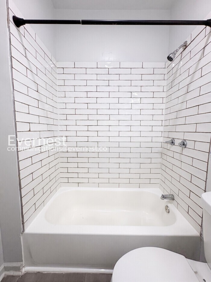 Building Photo - 2440 Callow Ave