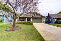 Building Photo - Cutest 3/2/2 Craftsman Style Home!