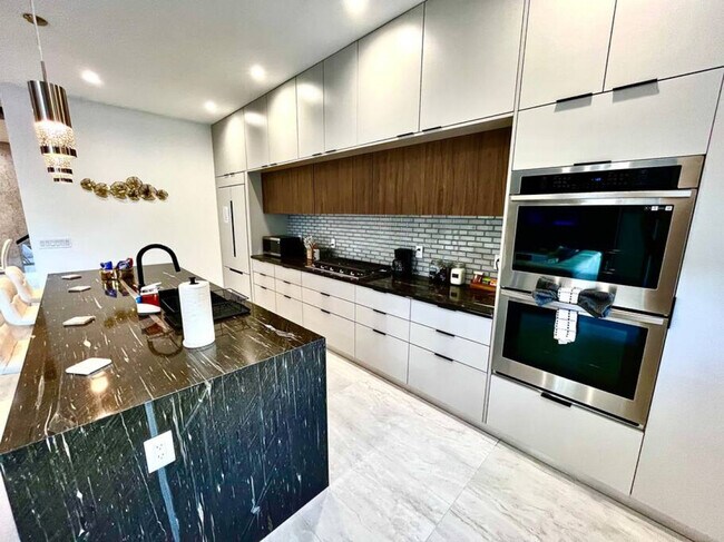 Building Photo - 648 NE 16th Terrace