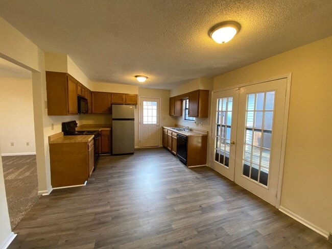 Building Photo - Two bedroom, one and a half bath duplex located near WKU