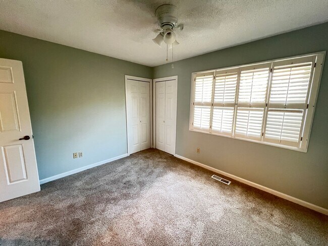 Building Photo - Stunning and Spacious 2 Bedroom, 2.5 Bath, Town Home With Sunroom and Deck!