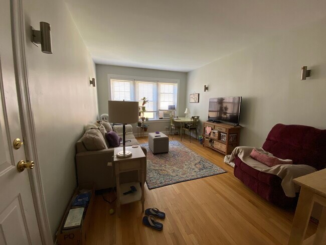 Building Photo - 5062 N Wolcott Ave