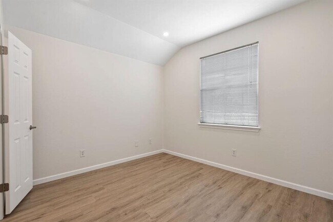Building Photo - 101 Redwood Dr