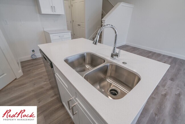 Building Photo - Stunning Spacious 3 Bedroom Unit