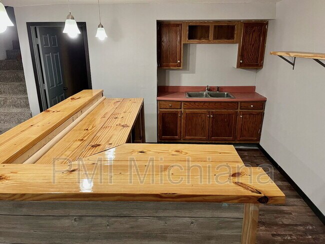 Building Photo - 19901 Oakdale Ave