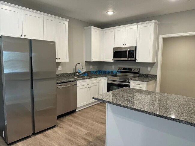 Building Photo - 905 Pampas St