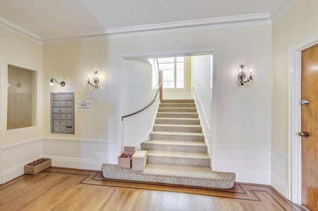 Building Photo - 465 Bellevue Ave