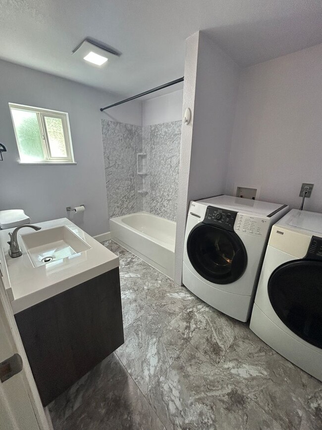 Building Photo - Quaint 1 Bedroom near Condon Park
