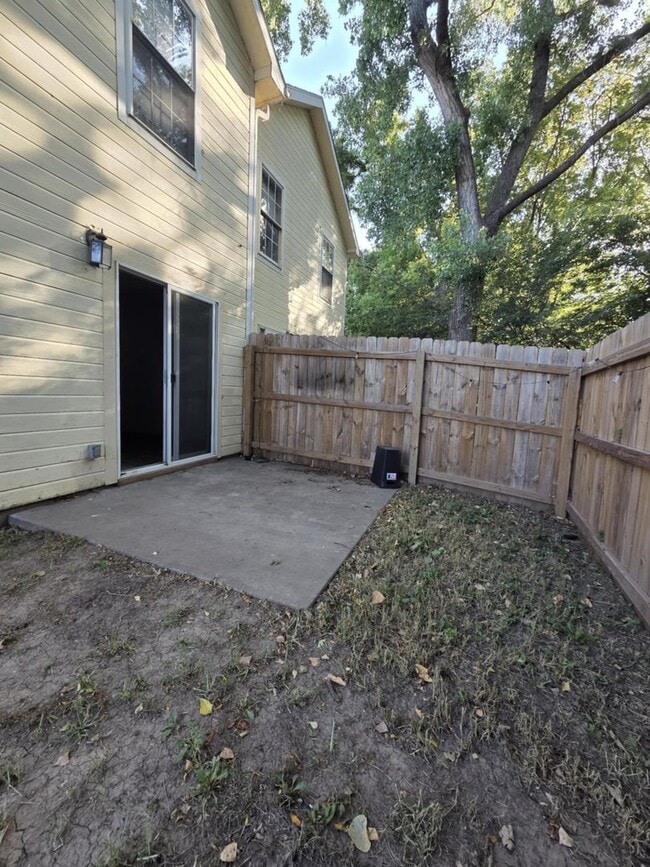 Building Photo - Spacious Town House for Rent