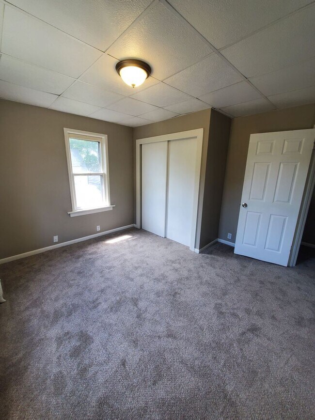 Building Photo - 4 Bedroom Single Family