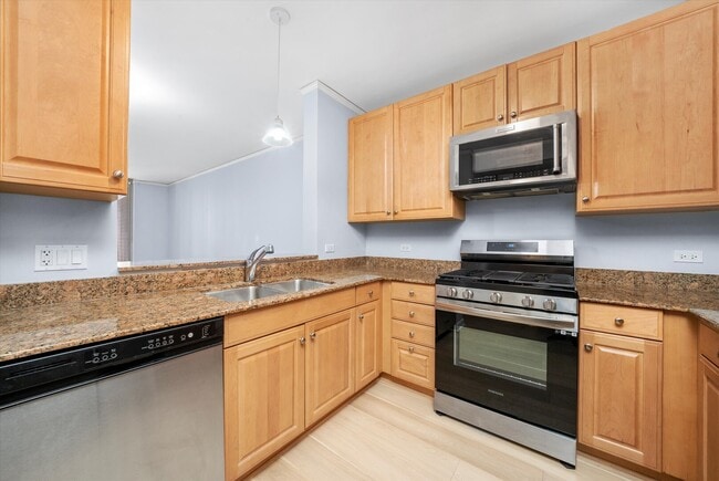 Building Photo - 420 E Waterside Dr