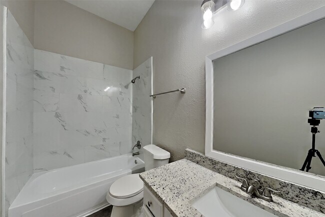Building Photo - 20423 Drakewood Dr