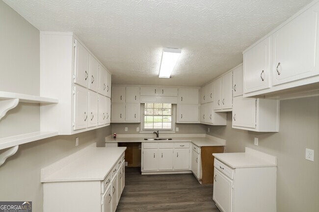 Building Photo - 125 Longview Rd