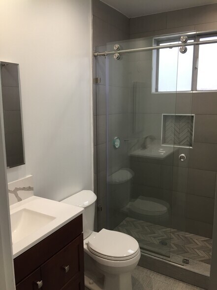 Building Photo - 954 S Barrington Ave