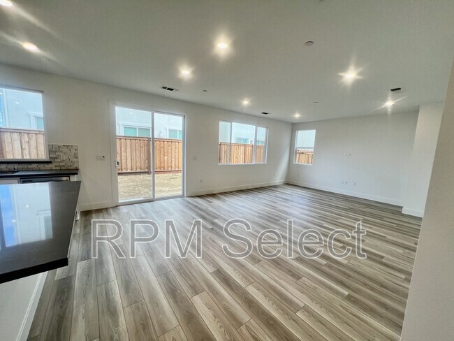 Building Photo - 2604 Atascadero Dr