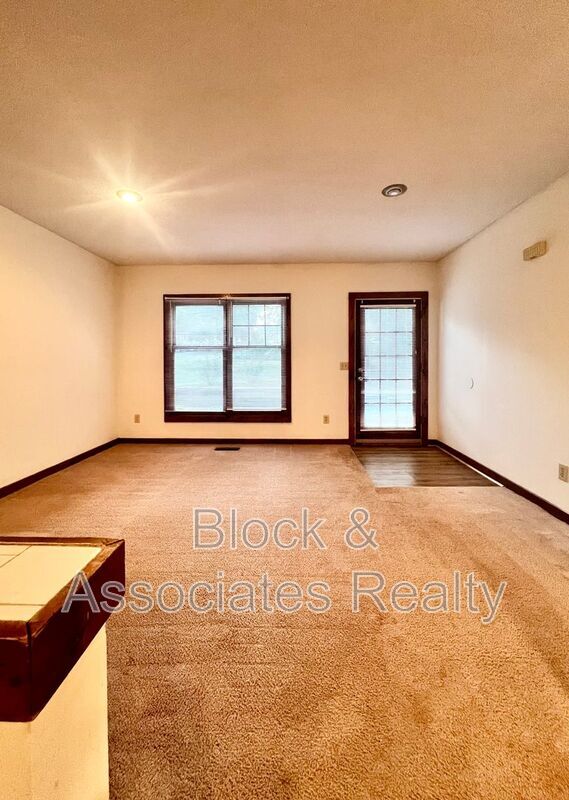 Building Photo - 1419 King Charles Dr