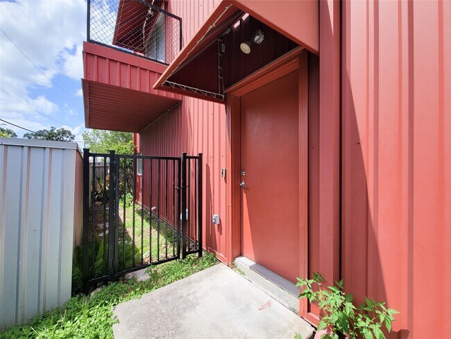 Building Photo - 2605 Calumet St