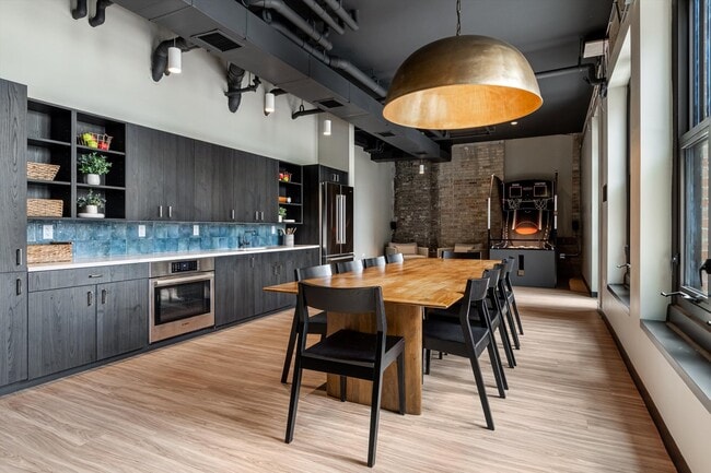 Building Photo - 2032 N Clybourn Ave