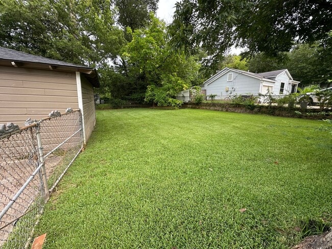 Building Photo - 2521 Sunnybrook Dr