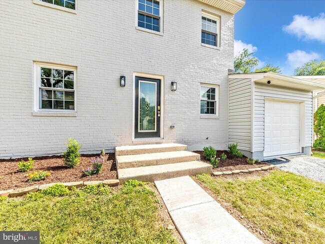 Building Photo - 1305 Peachtree Ct