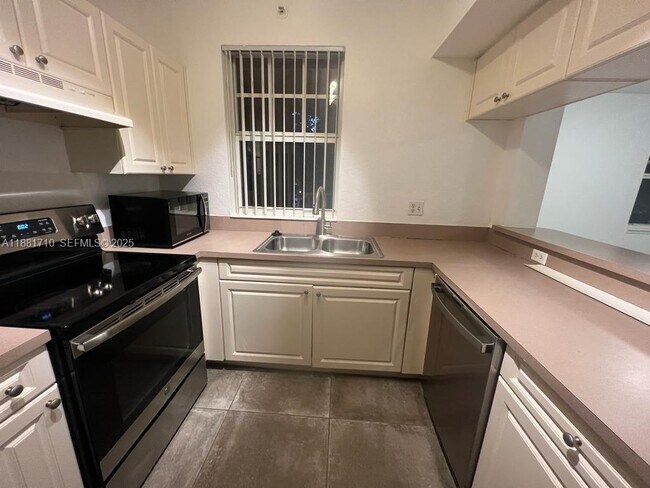 Building Photo - 6692 W Sample Rd