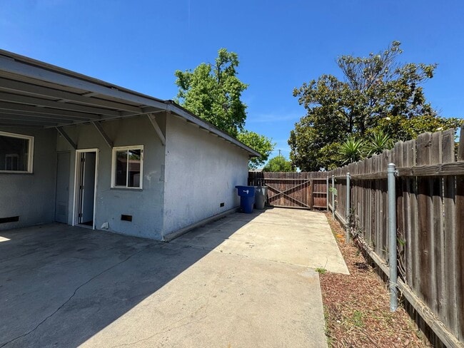 Building Photo - 2426 E Dayton Ave