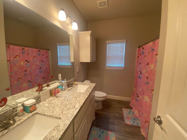 Building Photo - 3 Bedroom 2.5 Bathroom Home