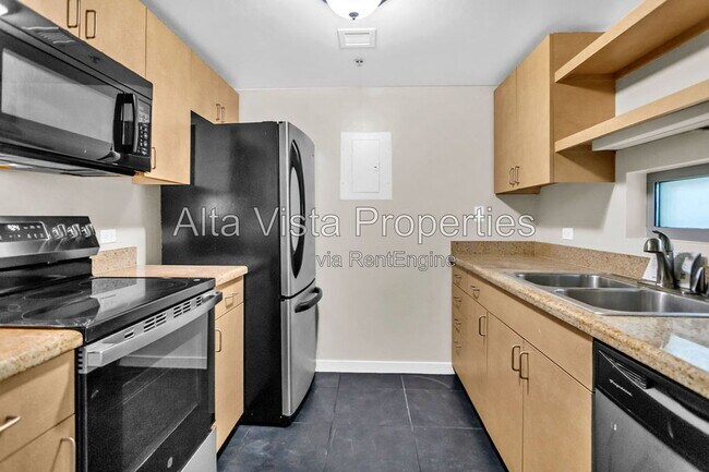 Building Photo - 425 W Beech St