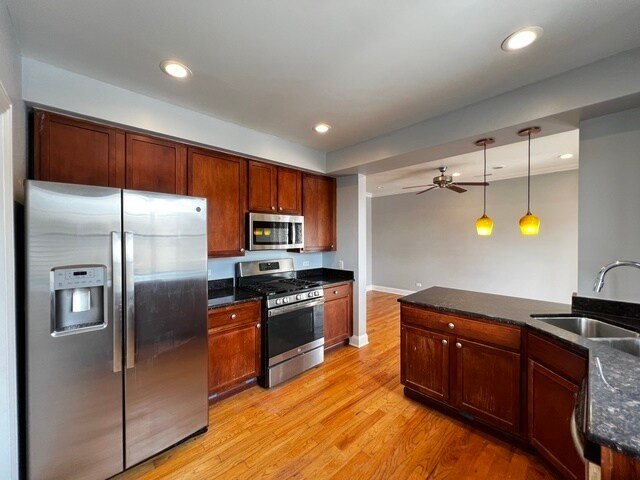Building Photo - 2707 W Glenlake Ave