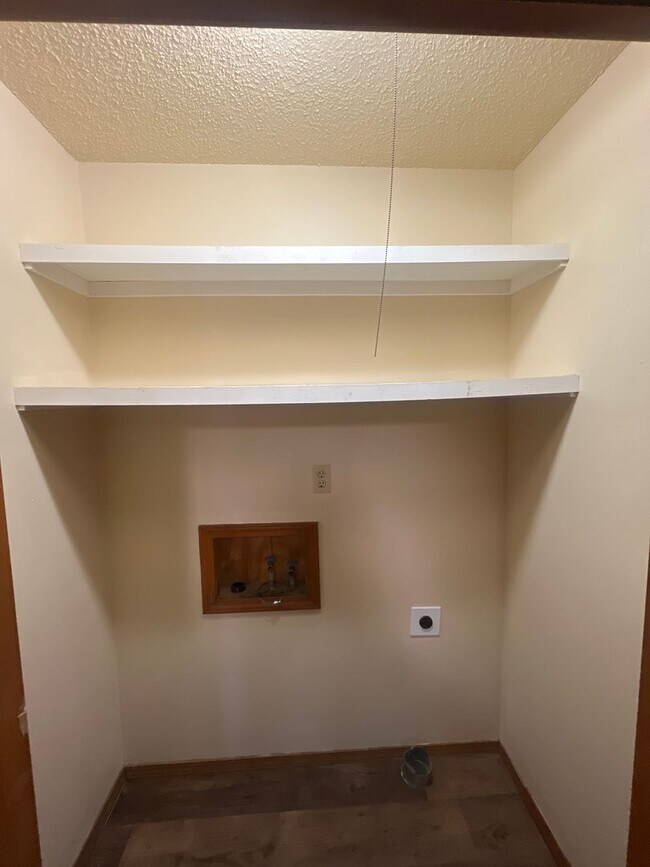 Building Photo - Warm & Inviting 3 Bed, 2 Bath