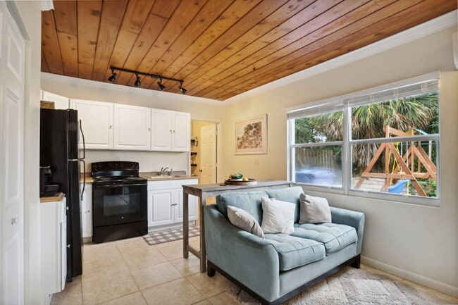 Building Photo - 614 N 7th St