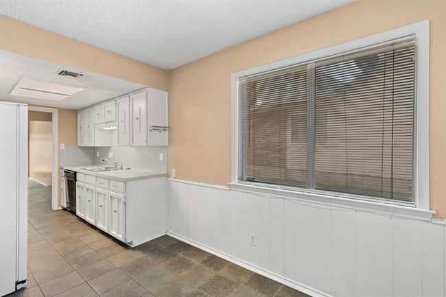 Building Photo - 8301 Greenslope Dr