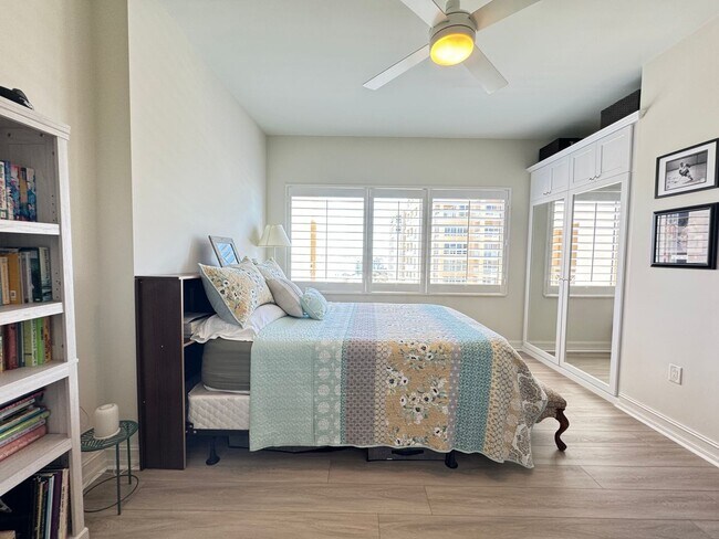 Building Photo - Seasonal/short term 3/2 renovated Ritz Carlton beauty with long water views