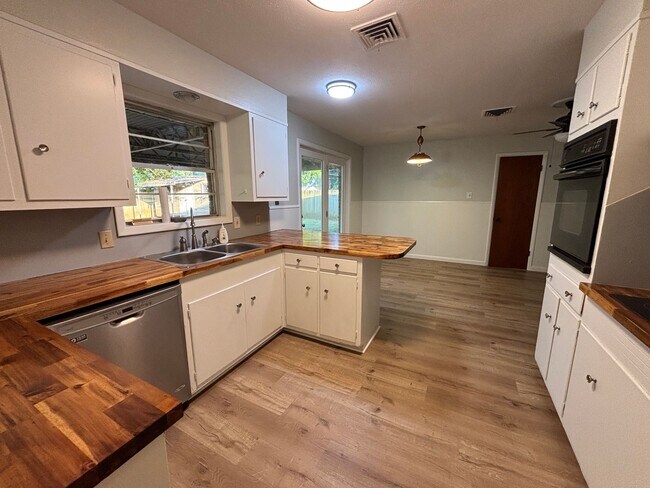 Building Photo - COZY HOME IN SHREVE ISLAND
