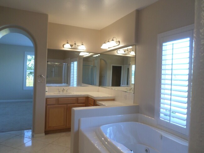 Building Photo - Gorgeous 4 bedroom 2.5 bath Temecula Home ...
